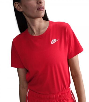 T-SHIRT NIKE CLUB TEE DONNA RED WHITE LOGO - immagine 3
