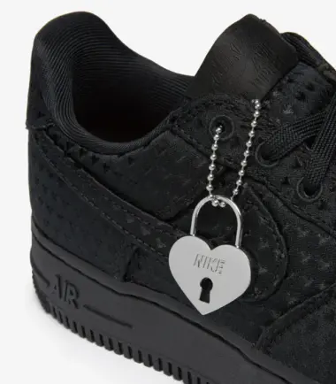 SCARPE Air Force 1 Triple Black “Valentine's Day” - immagine 3